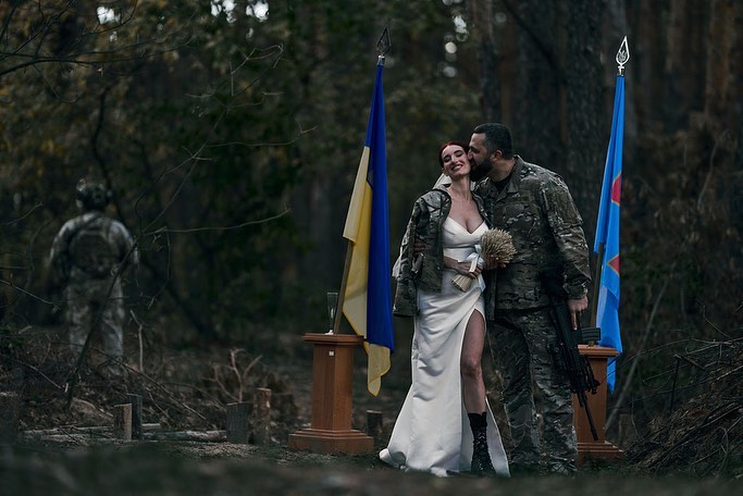 Українська захисниця "Жанна Д'Арк" вийшла на заміж прямо на передовій: дивіться зворушливі фото